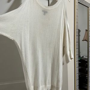 White quarter sleeve knitted cold-shoulder sweater.